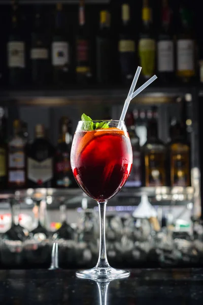 Sangria en un primer plano de cristal en el bar — Foto de Stock