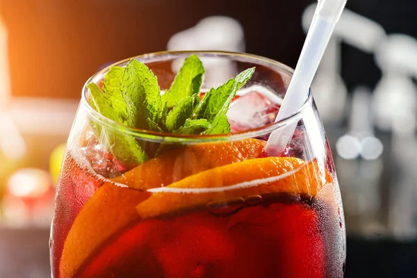 Sangria i ett glas närbild i baren — Stockfoto