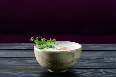 Karides ve kruton kopya alanı ile ahşap arka plan üzerinde bir kapta krem sebze çorbası