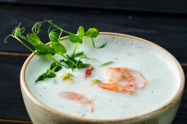 Karides ve kruton kopya alanı ile ahşap arka plan üzerinde bir kapta krem sebze çorbası