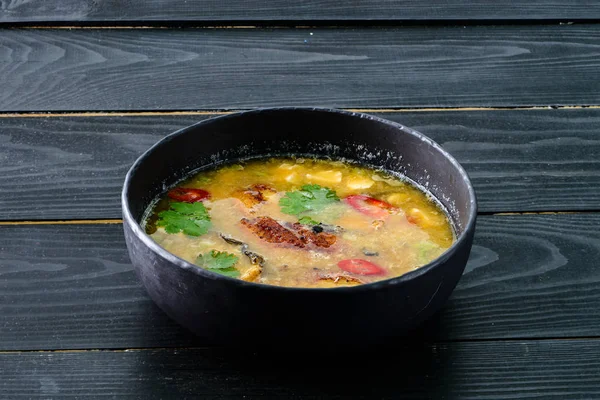 Tom yam kong oder tom yum, tom yam ist eine würzige klare Suppe, die typisch für Thailand ist. Thailändisches Essen. — Stockfoto