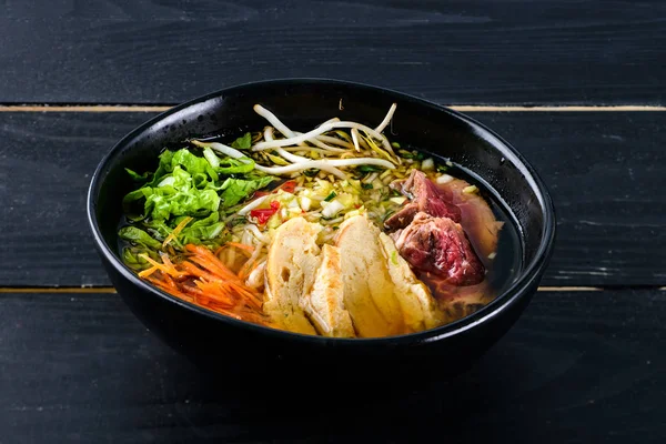 Sopa de ternera asiática picante con fideos y verduras chinas — Foto de Stock