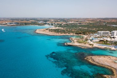 Mavi okyanus Akdeniz ile güzel plaj güzel havadan görünümü