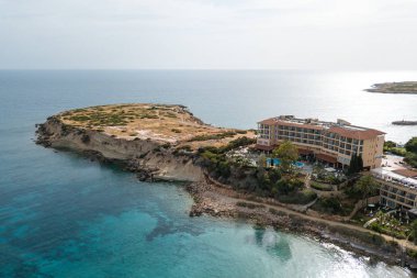 Kristal berraklığında su ile Hava güzel plaj, Coral Bay, Kıbrıs