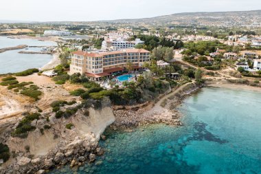 Kristal berraklığında su ile Hava güzel plaj, Coral Bay, Kıbrıs