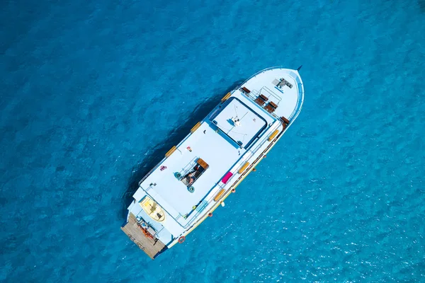 Vista aérea del yate de vacaciones de la isla tropical en el océano de arrecife azul — Foto de Stock