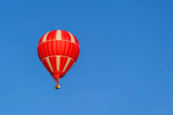 红色气球关于红色航空器 — 图库照片