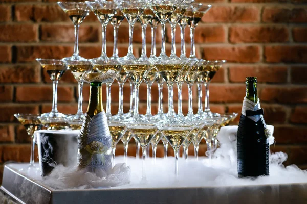 Piramide linea di cocktail alcolici sulla tavola di nozze open party — Foto Stock