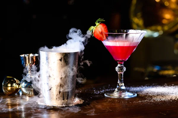 Strawberry Margarita cocktail med kall rök på en nattklubb — Stockfoto