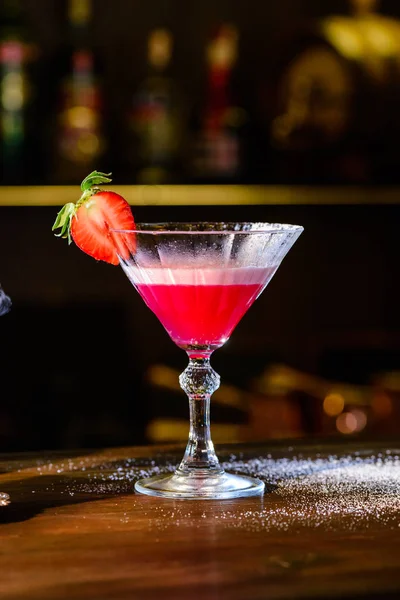 Margarita Strawberry. Cocktail alcoólico. Em um fundo de madeira. Vista superior. Espaço livre da cópia . — Fotografia de Stock