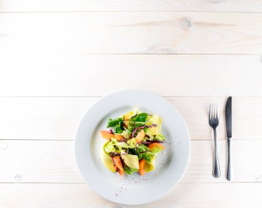 Izgara şeftali ve bocconcini ile yeşil salata.