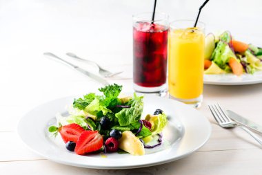 çilek, meyve ve peynir ve meyve suyu ile taze salata yaz kahvaltı