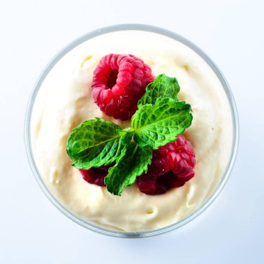 Vanilya Panna cotta, berry sos, taze ahududu ve nane ile Gözlük