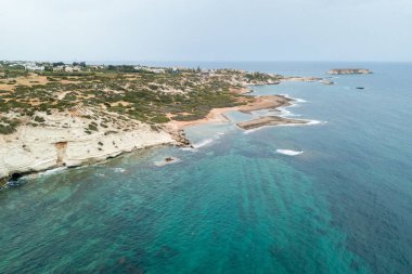 Kristal berraklığında su ile Hava güzel plaj, Coral Bay, Kıbrıs