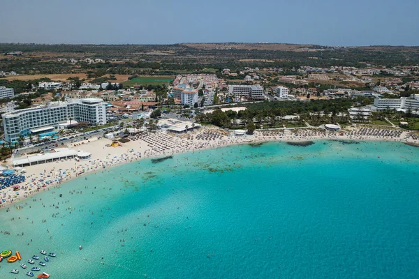 Вид с воздуха на красивый пляж с голубым океаном Средиземного моря — стоковое фото