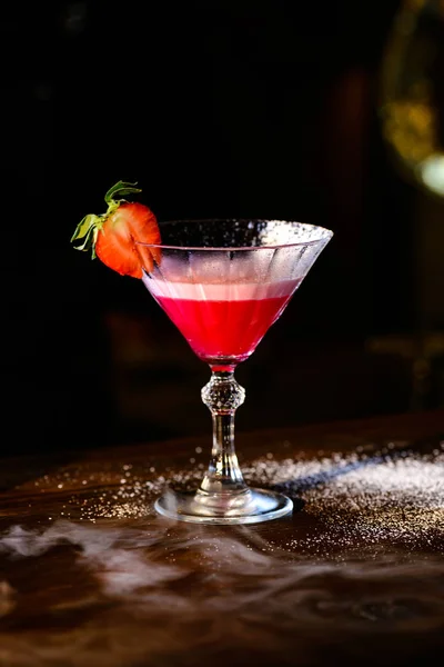 Margarita Strawberry. Cocktail alcoólico. Em um fundo de madeira. Vista superior. Espaço livre da cópia . — Fotografia de Stock