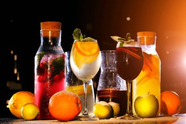 güneşli ışınları soğuk içecekler beyaz ve kırmızı sangria