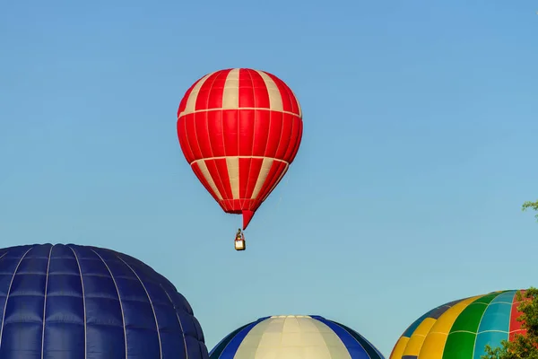 红色气球关于红色航空器 — 图库照片