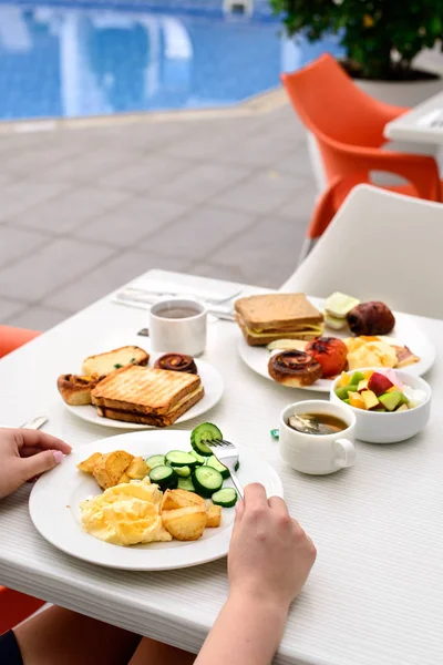 English breakfast: fried egg, bacon, beans and toast on a plate close-up. horizontal view from above — Stock Photo, Image