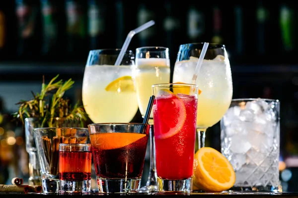 Bästsäljande cocktails i baren — Stockfoto