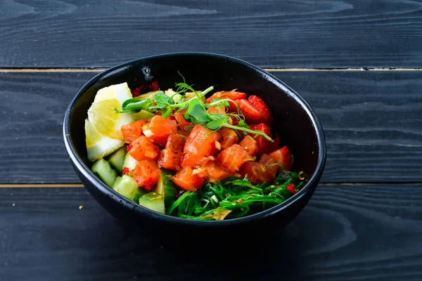 Πικάντικη σαλάτα τόνου σε ταϊλανδέζικο στιλ εξυπηρετεί. — Φωτογραφία Αρχείου