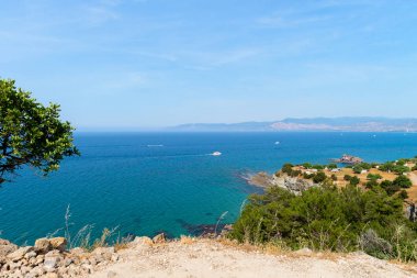 Okyanusun mavi koyuna bakan dağlar ile güzel manzara
