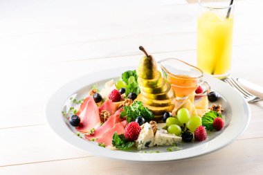 taze meyve ile peynir tabağı