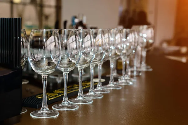 Fila de copas de vino vacías frente a una mesa buffet — Foto de Stock
