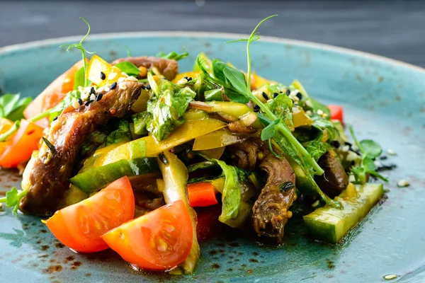 아시아 음식. 소고기, 새우, 야채를 곁들인 소바 국수. 맨 위 보기. — 스톡 사진
