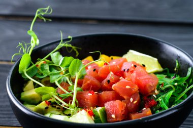 Baharatlı salata tuna Tay tarzında hizmet.