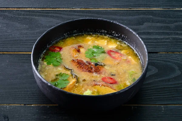 Том ям Гонконг або Тома Yum, Том ям є пряний ясний суп типовий в Таїланді. Тайської кухні. — стокове фото