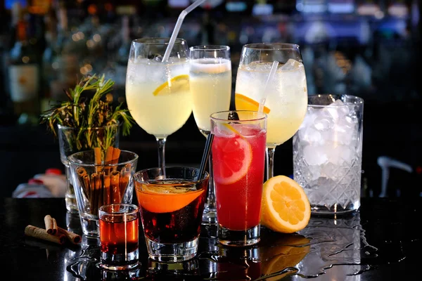 Cocktails i baren — Stockfoto