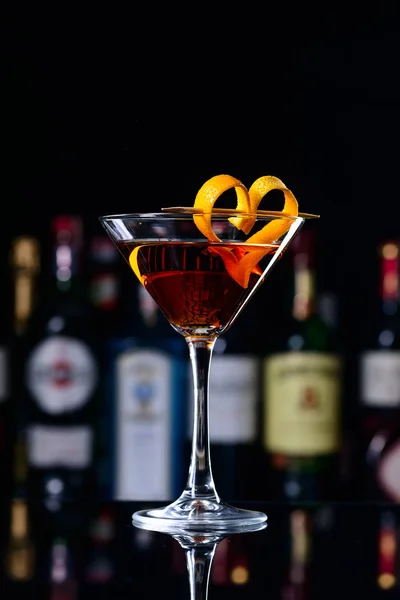 Klassieke Manhattan cocktail versierd met oranje harten, romantische cocktail — Stockfoto