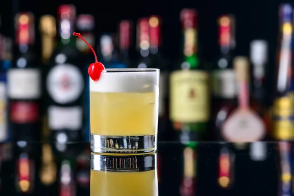 Cocktail Whiskey Sour, klassieke cocktail met Bourbon en ei — Stockfoto