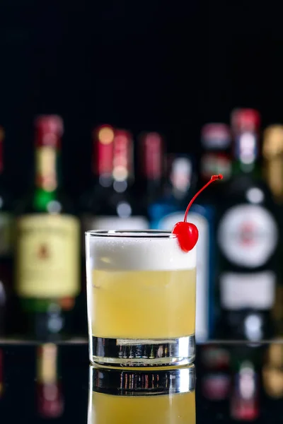 Cocktail whisky azedo, coquetel clássico com bourbon e ovo — Fotografia de Stock