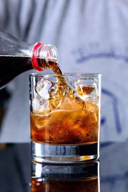 Bar tezgahında soğuk içecek