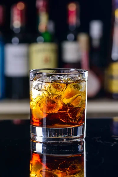 Klasik kokteyl negroni bulanıklık bar — Stok fotoğraf