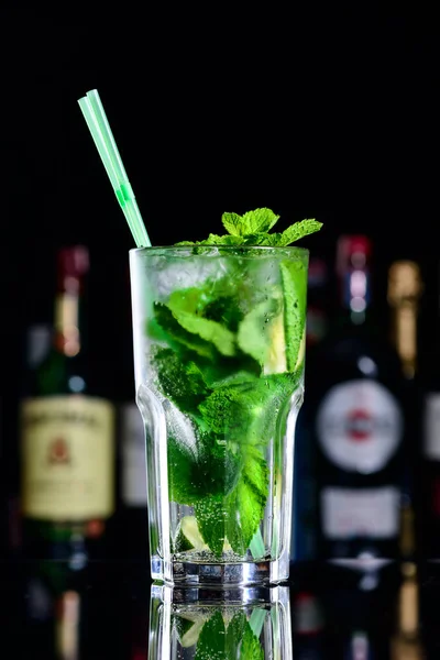 Mojito cocktail på baren — Stockfoto