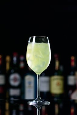 Fesleğen Yaprağı, Kireç ve Limon, kokteyl Fesleğen Smash ile Yaz Kokteyli