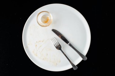 boş bir levha, yemek bittikten sonra kirli. Yukarıdan görmek.