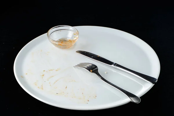 Un plato vacío, sucio después de terminar la comida. Vista desde arriba . — Foto de Stock