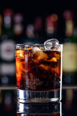 kola ile popüler rom kokteyl - klasik küp libre