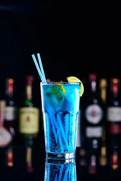 Klasszikus kék koktél citromos tea Drink buborék víz — Stock Fotó