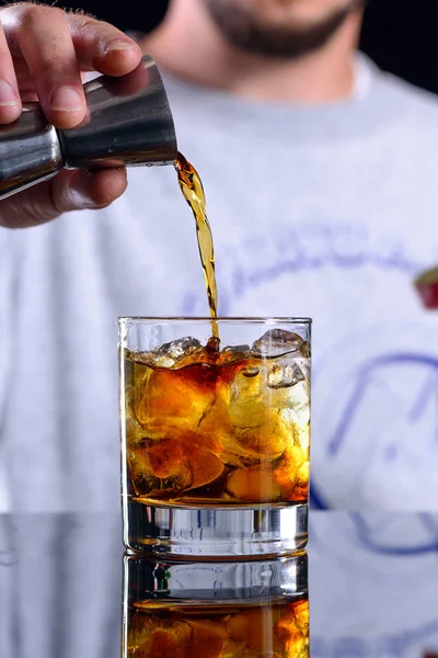 A csapos klasszikus Negroni koktélt készít — Stock Fotó