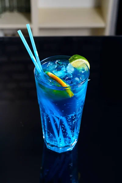 Klassieke blauwe cocktail citroen thee drinken Bubble water — Stockfoto