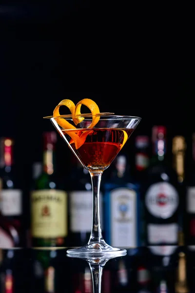 Cocktail Manhattan clássico decorado com corações de laranja, cocktail romântico — Fotografia de Stock