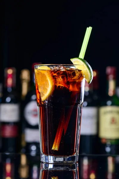 Clásico cóctel cuba libre con hielo y primer plano en un bar cubano — Foto de Stock