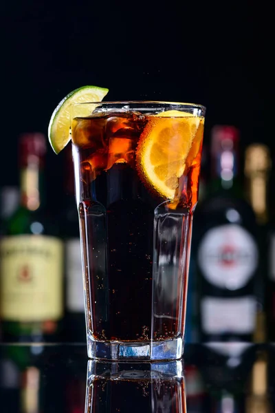 Clasic cocktail cuba libre cu gheață și close-up într-un bar cuban — Fotografie, imagine de stoc