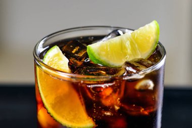 kola ile popüler rom kokteyl - klasik küp libre