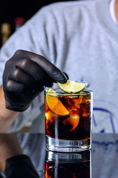 Kocsmáros a kubai bárban előkészíti a híres koktél kocka Libre — Stock Fotó